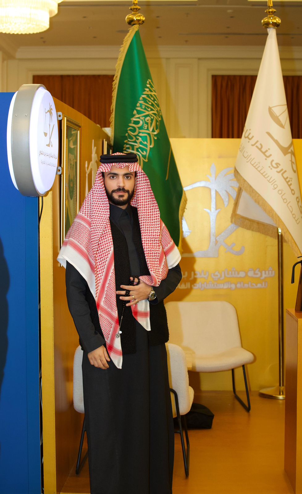 المؤسس في جناح الشركة