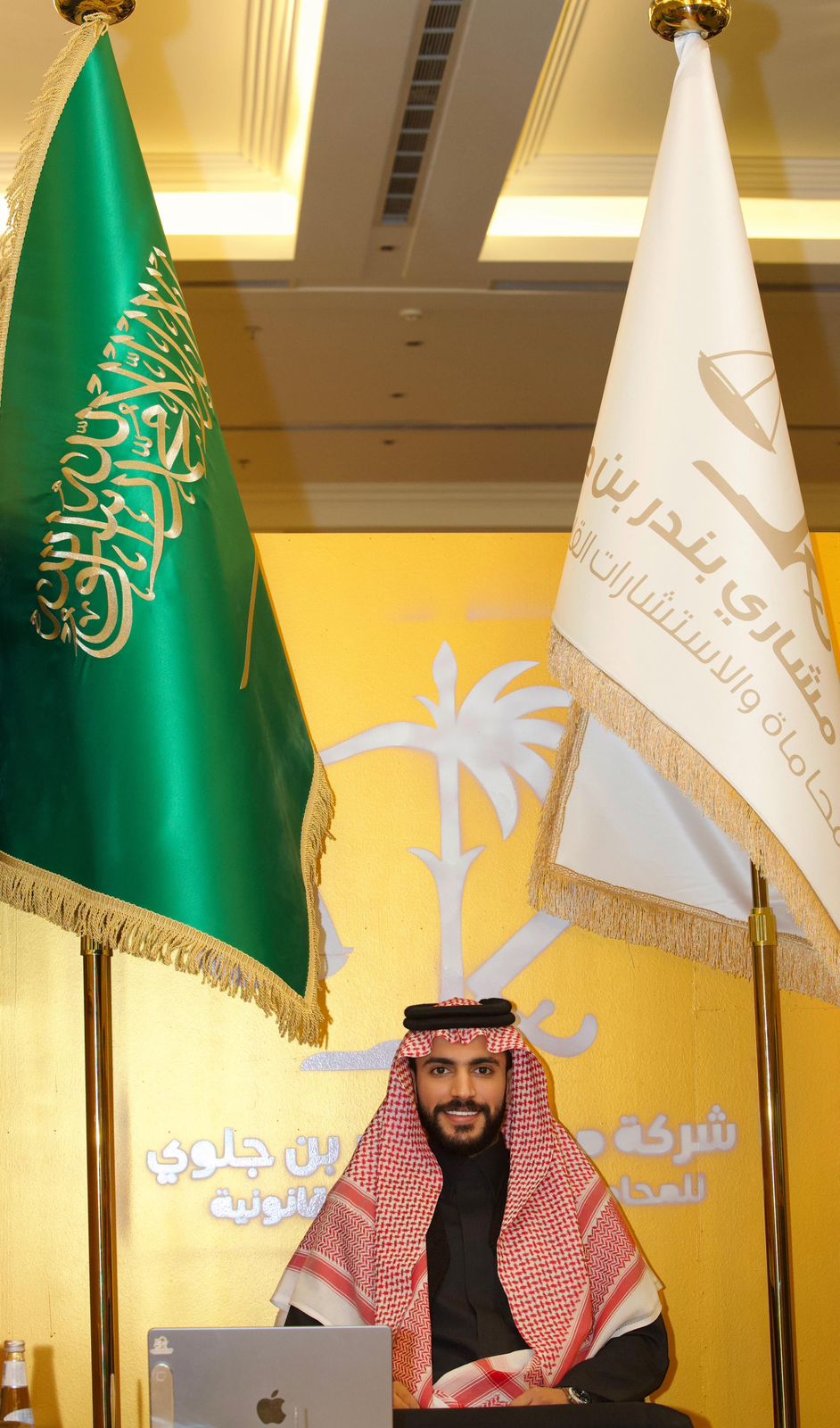 المؤسس أمام العلم السعودي